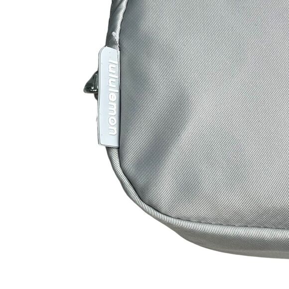NEW! Hands-Free Lululemon 1L Belt Bag in Silver Drop & White (NWT) - Picture 6 of 16